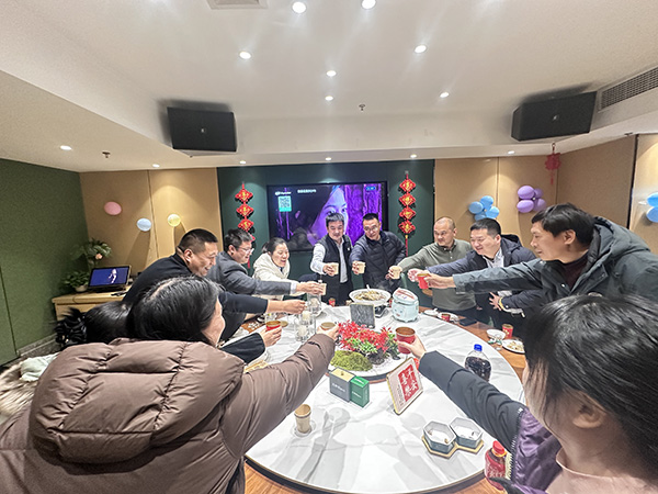 旺坤管業(yè)舉行2025營(yíng)銷(xiāo)中心年終晚宴，2026年邁向新征程